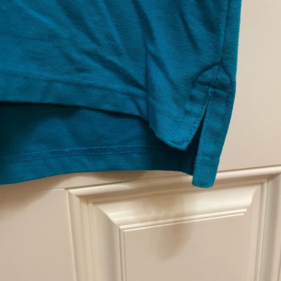 💙Tommy Hilfiger Size Large Men’s Turquoise Golf Shirt with a high - low hem. - Picture 4 of 4